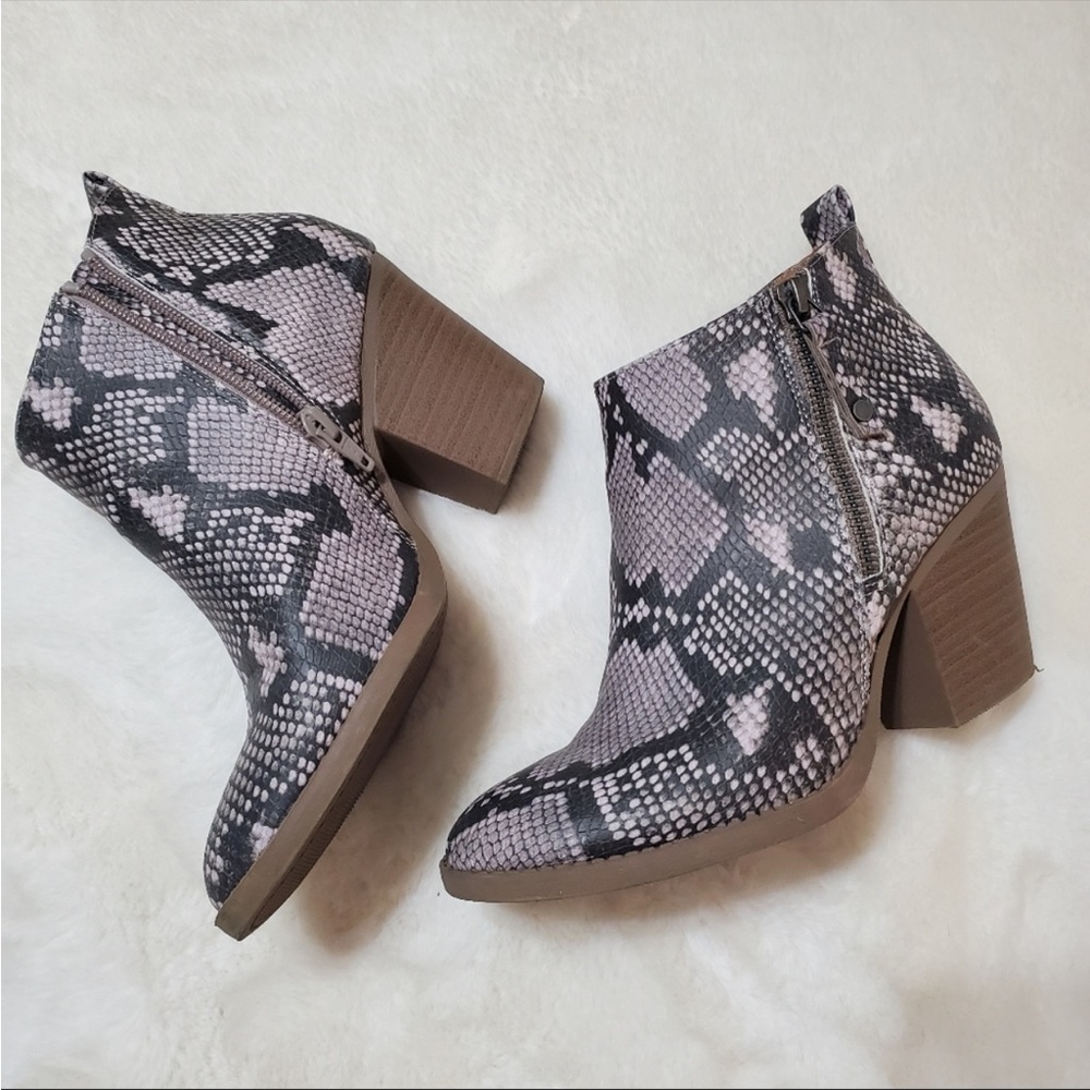 Universal Thread Snake Skin Booties